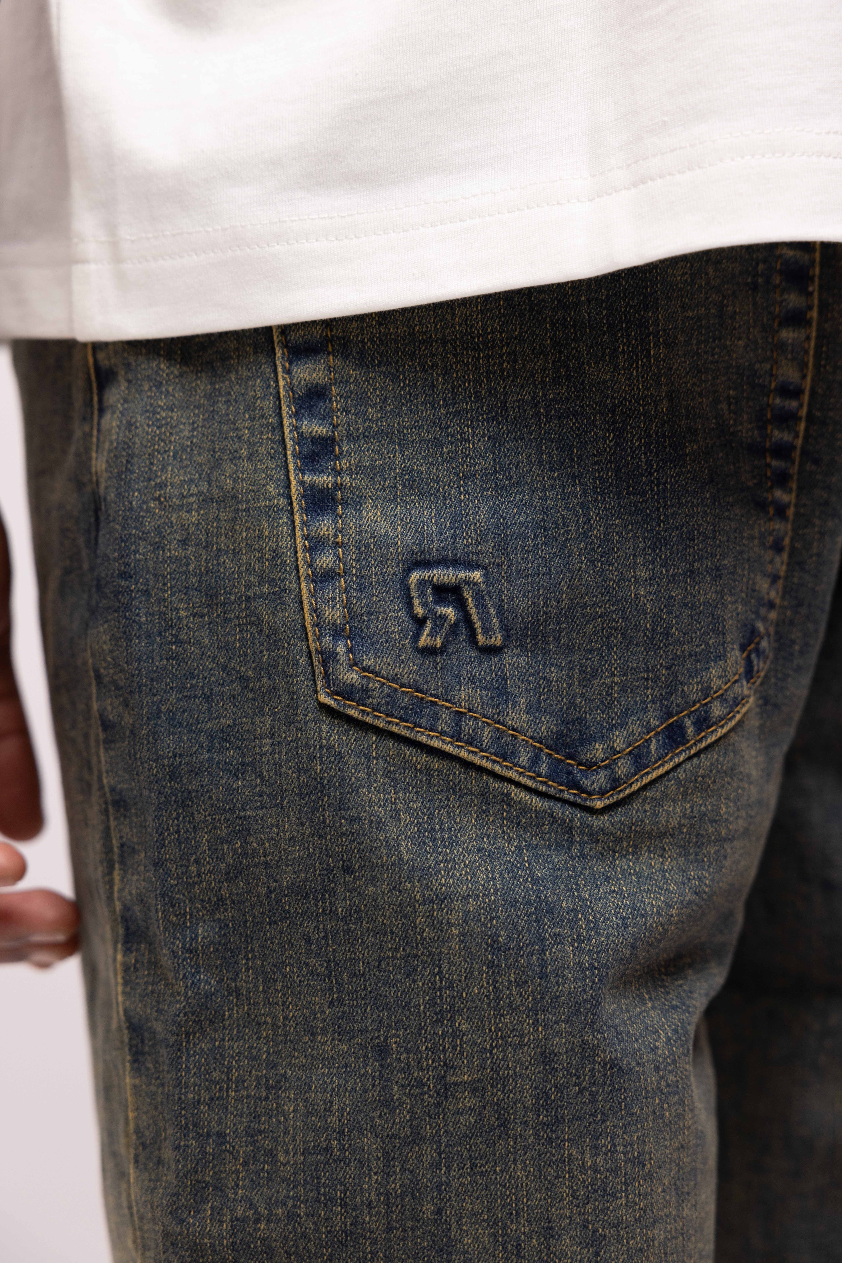 REGULAR GRADIENT WASHED DENIM JEANS