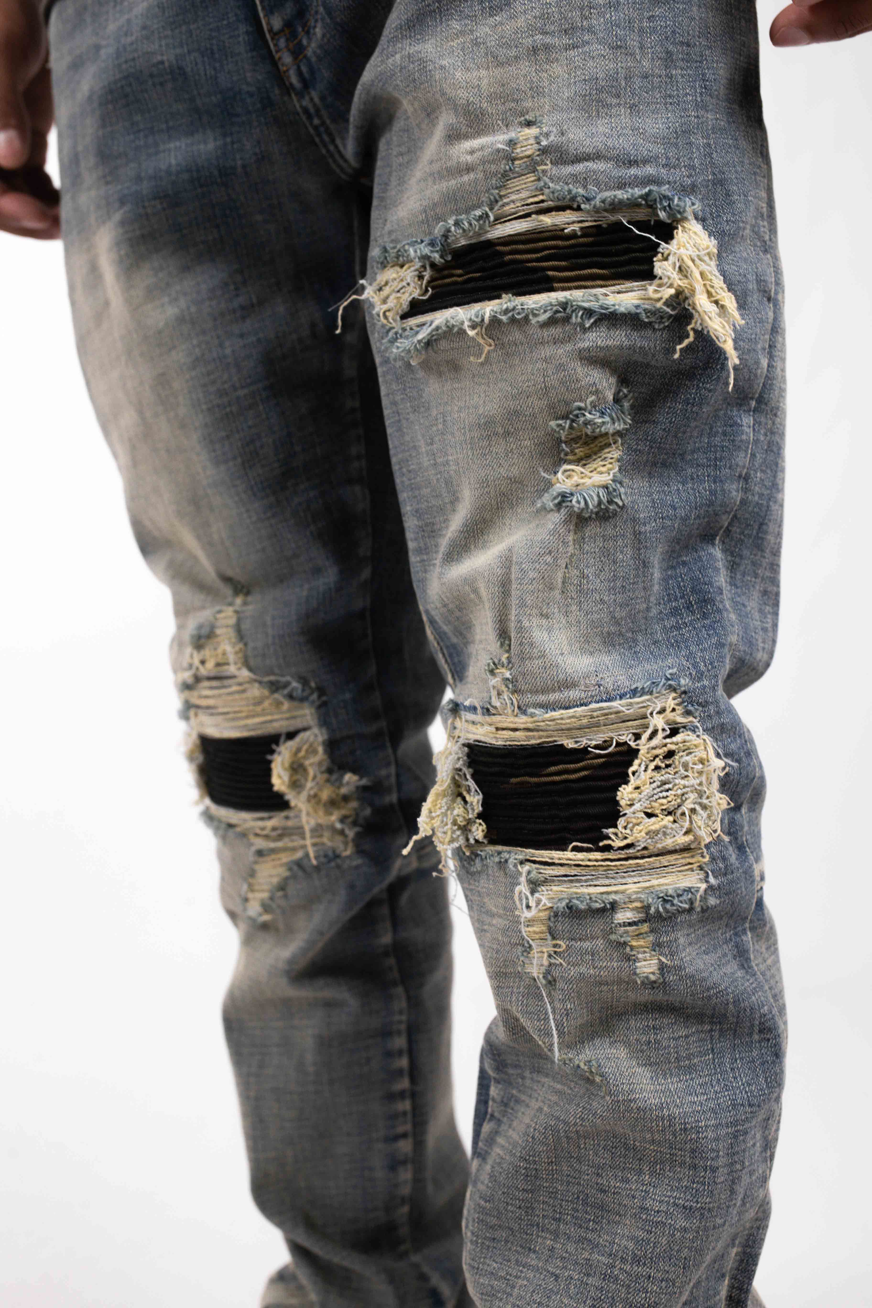 DISTRESSED DENIM JEANS