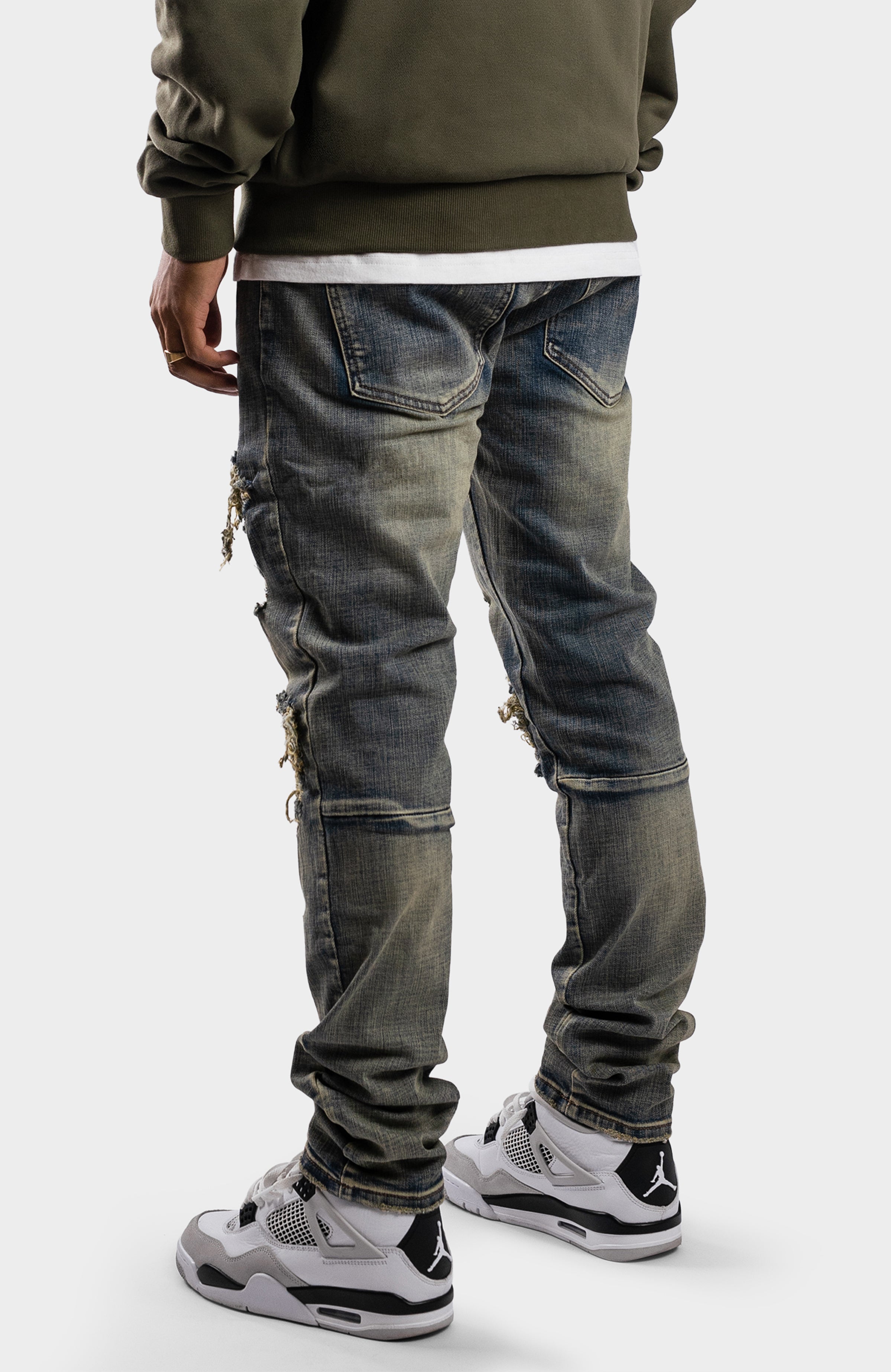 DISTRESSED DENIM JEANS